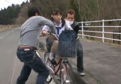 学校帰りの田舎JKを襲撃ハイエース拉致！射精直前に「妊娠したくなかったら友達を呼べ！」と脅す鬼畜強姦事件！