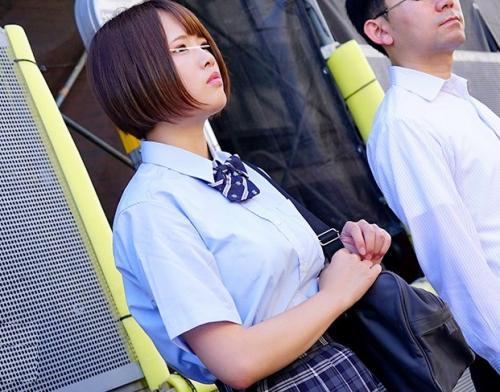 推定Fカップ。気弱そうな爆乳JKを身動きの取れない満員バスで制服越しの乳揉み痴漢！濡れた下着を脱がしてチンポ即ハメ！