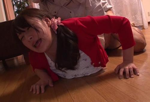 業者を装って留守番中の奥さまを襲撃！必死に逃げる奥さまを押さえつけて容赦なくイカセまくる！
