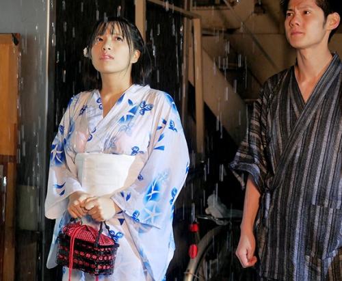 花火大会の帰り道、突然の大雨で駆け込んだラブホテルでクラスメイトの女子と中出しセックスしてしまった日