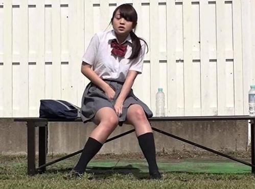 オナニーしたい願望が止まらない！媚薬入りペットボトルを飲んでしまった女子校生が通学路でマンコ弄り！