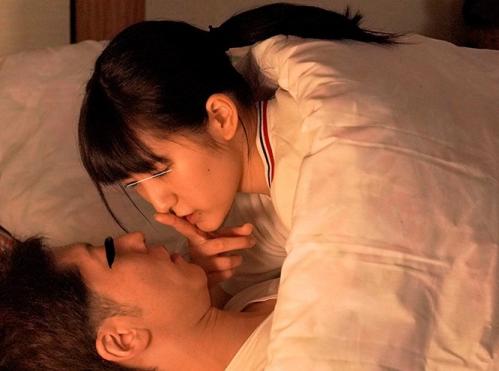 『しーっ！エッチしようよ♥(ﾋｿﾋｿ)』突然の大雨でウチに泊ることになった嫁の妹(JK)が全裸で布団に潜り込んできて…