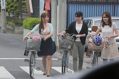 幼稚園帰りのママチャリ妻をストーキング！自宅に押し込んで産後処女マンコに何度もピストンして逃亡した鬼畜レイプ