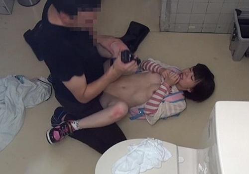 【閲覧注意】児童公園内の公衆トイレで起きた『女子小学生連続レイプ事件』の犯行映像