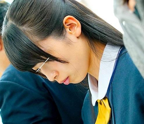 まだ処女なのに…満員電車で痴漢に押さえつけられ身動きの取れないまま中出しされたお嬢さま女子校生