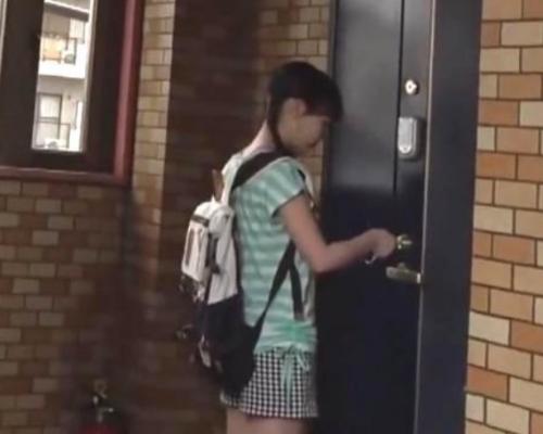 【閲覧注意】両親共働き。一人で留守番する鍵っ子小●生の子供マンコを狙った恫喝押込みレイプ映像