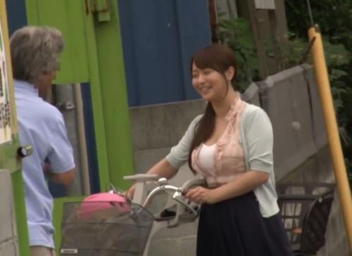 幼稚園帰りのママチャリ妻をストーキング！自宅に押し込んで産後処女マンコに何度もピストンして逃亡した鬼畜映像