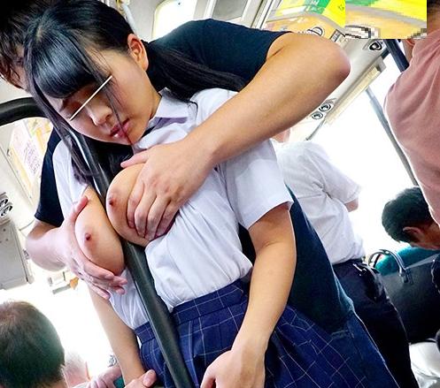 【JK痴漢】遅刻しそうになってブラも着けずに満員の通学バスに乗ってしまった爆乳女子高生の末路…