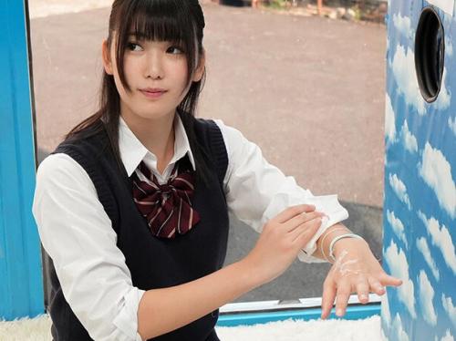【素人ナンパ】彼女なら彼氏のチンポを当ててみろ！街行く女子校生が壁から出た3本のチンポを触ってしゃぶるエロゲームに挑戦！