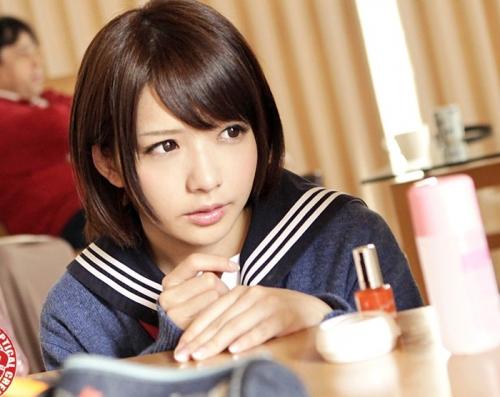 コタツの中で無防備に股を開いてる妹の友達のパンツをズラしてクリトリスいじってみたｗｗｗｗｗｗ