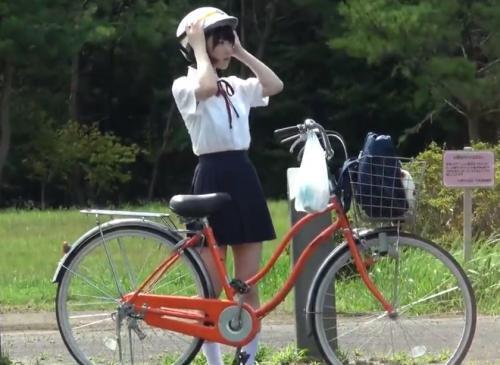 【集団レイプ】突然のどしゃ降りで雨宿りする透け透け下着のヘルメットJCが勃起した大人たちに囲まれて…