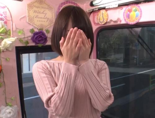 【マジックミラー便】全員38歳以上！街行くアラフォー熟女が若い男子と濃厚接吻体験をしたら我慢できずパンツを脱いでしまうのか？