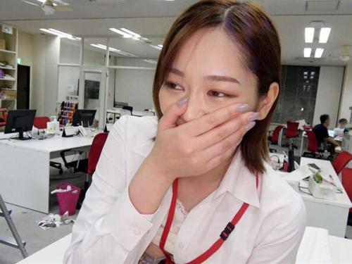 【SOD女子社員】営業部新卒3年目の小清水真紀(25歳)にいきなり野球拳！同僚の前で脱がされハメられ大赤面！