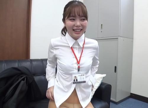 【SOD女子社員】『え？私ですか！？』ロケの手伝いでやってきた商品部にいきなり突撃野球拳！