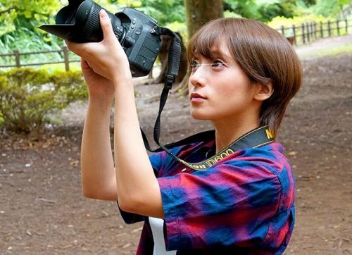 クリ弄られて感じてるのにクールに強がるボーイッシュ娘をメスイキするまで何度もナマ巨根を打ちつける鬼畜痴漢！