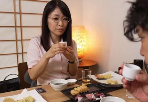 急遽決まった出張で取れたのは相部屋だけ！ご無沙汰な熟女上司と若い部下が2人きりで何もないわけがなく…