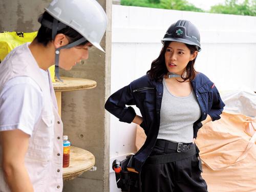 突然の豪雨で現場から帰れなくなった僕と女上司(ガテン系)が車でお互いを温め合ってたら変な雰囲気になって…