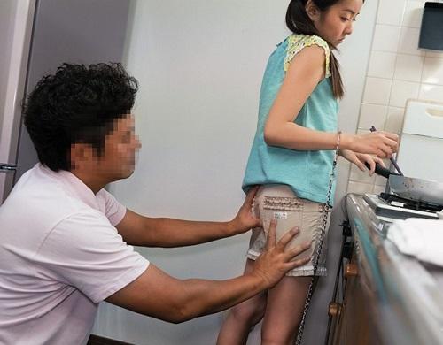 監禁した小さな女の子(148cm)を『僕の嫁』と呼ぶ激ヤバ中年男のエグすぎる体格差セックス映像