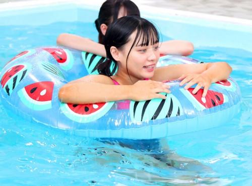 友達と2人でプールに遊びに来ていた日焼けポニテ美少女を死角に連れ込んで鬼イラマ＆駅弁挿入レイプ！
