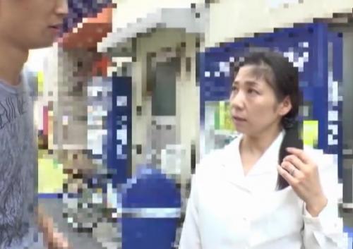 【熟女ナンパ】商店街で声をかけた”ごく普通の主婦たち”の股を開かせたセックス映像集ｗｗｗｗ