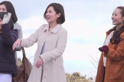 【人妻乱交】『私たちおばさんだよｗ？？』マラソン大会の前乗りで同じ宿泊先にいた大学生集団とママ友グループが王様ゲームをした結果