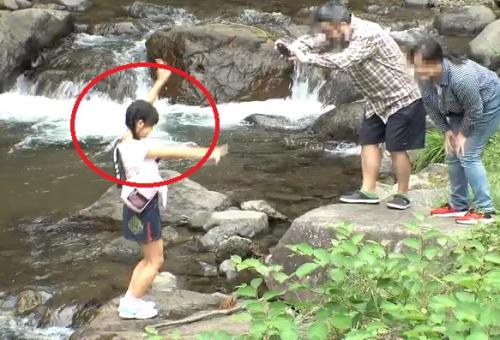家族でキャンプに来ている子供たちを狙ったキャンプ場管理人によるJS強姦映像