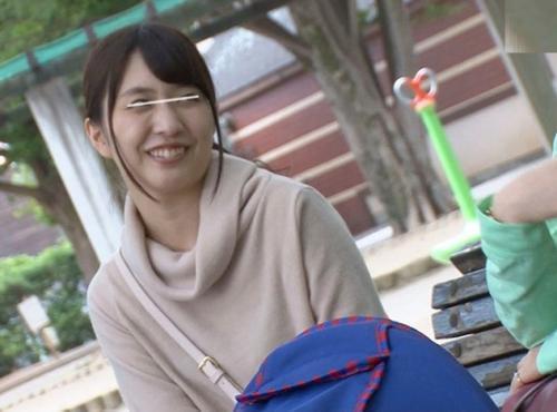 【人妻レイプ】『子供が起きる前に終わらせて！』公園で目を付けられたストーカーに自宅に押し込まれて犯された新米ママさん