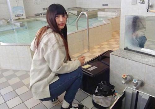 脱ぐものが無くなったら即ハメの罰ゲーム！ロケ現場でセッティング中の女ADにに突撃・野球拳！