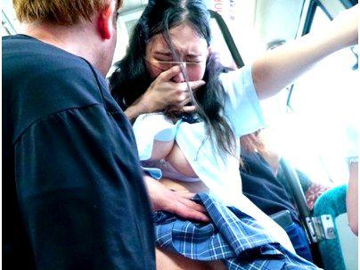 ≪満員バス≫『背後から』オッパイでかめのカワイ子ちゃんがバスで痴漢行為でもだえ感じちゃうぞｗｗｗ