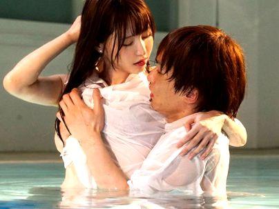 ≪突然の暴風雨≫『濡れ透けたブラ！』雨で濡れ濡れ状態の先生が男子生徒にえちえちされて感じちゃうｗ