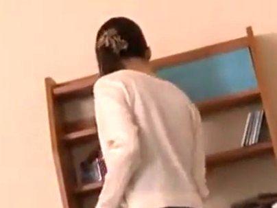 ≪脱がされかけた≫『デニムで足がもつれ！』美尻お姉さんがデニムで足がもつれ後ろからやられるｗｗｗｗ
