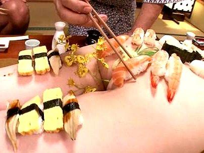≪子宝温泉≫『堕ちた妻』鬼畜な男たちに女体盛りにされてもだえ恥じらう人妻美熟女がこちら↓↓