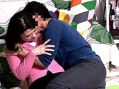 ＜盗撮！＞完熟おば様を部屋に連れ込み成功！口説いてエロ行為に持ち込むゾ！