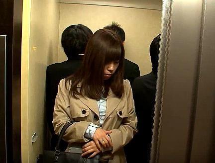 ≪痴●されて逆痴●≫『目覚めた妻！』真面目そうな人妻美熟女が痴漢行為でオマンコ刺激されて濡れちゃうぞ！！！！