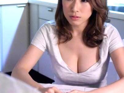 ≪息子嫁≫『胸チラ！』スタイル抜群巨乳オッパイの息子嫁がおじいちゃんチンポしごいちゃうｗ無料エロ動画ｗｗｗ
