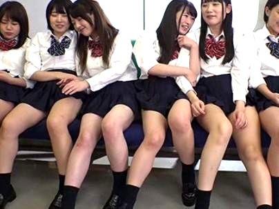 ≪パンチラ見せつけ≫『誘惑してくる！』無茶苦茶エロい体のカワイ子ちゃんが電車でパンチラ誘惑してくるから我慢限界でｗｗｗｗ