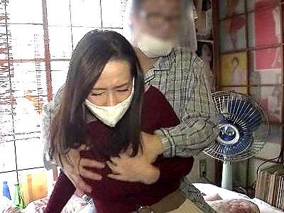 ≪45歳の色気≫『お見舞いに』風邪で休んでた男のお見舞いに来た爆乳オッパイの人妻熟女が寝取られちゃうｗｗｗ