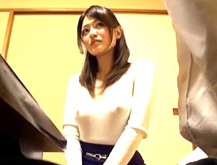 ≪ノーブラ≫『乳首ポッチ！』綺麗なスレンダー美熟女がヤバイ行為しちゃうぞ！乳首フル勃起でノーブラ挑発