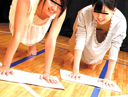≪素人娘赤面！≫『雑巾がけ競争！』賞金を賭けてノーブラでゲーム対決！負ければ友達の前で羞恥セックスｗｗｗｗ