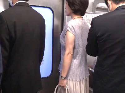 ≪人妻≫『痴●電車！』性欲高めの人妻熟女が痴●電車でやられてもだえ感じちゃうぞｗｗｗｗｗ
