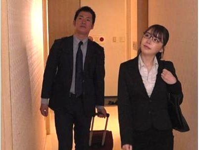 ≪新婚≫『女上司』奥さんがいるのに女上司に誘惑されて相部屋でえちえちしちゃうぞ！！！！！！