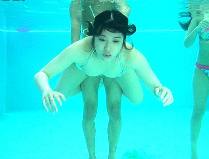 ≪神感謝≫『時間が止まる腕時計！！』プールの中でも時間が止まるので美少女たちを犯してレイプしちゃう無料エロ動画