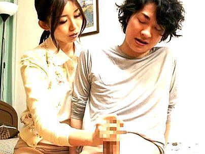 ＜母子相姦！＞「内緒ね…♡」色気半端ない奥さん！息子デカちんぽで興奮エロ交尾興奮してっゾ(アダルト動画)
