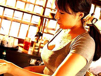 ＜美和なつみ！＞色っぽくエッロイ体の義理の母！帰郷して久しぶりに息子とあって・・・