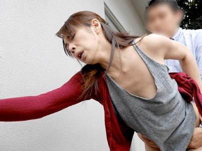 ≪人妻≫『強姦』ゴミ出しで一緒になった美人がノーブラで我慢限界で一線超えちゃうぞｗｗｗｗｗ