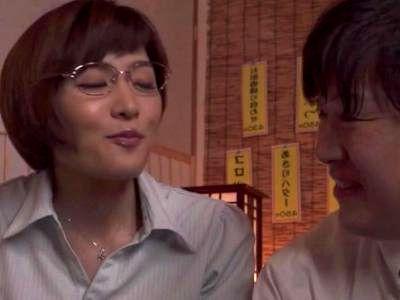 ≪憧れの女上司≫『人妻熟女！』美人OLの人妻熟女と若い男の部下が禁断行為にでちゃうぞ！浮気ファックしちゃう