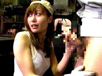 ≪町工場で働く≫『クサイおやじ！』人妻が会社の鬼畜な男たちに言いなりプレイでオチンポじゅぽフェラさせちゃうｗｗｗ