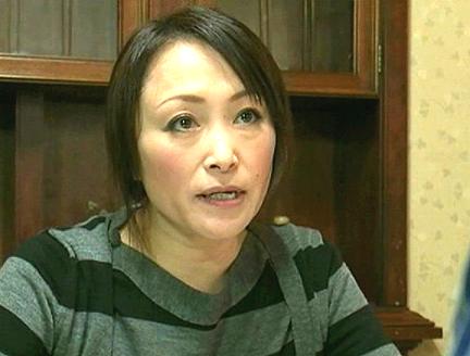 ≪ヘンリー塚本≫『エロドラマ！！』性欲高めの人妻熟女が禁断セックスしちゃう！エロ汁出しながらペニス挿入