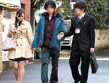 ≪不動産内見≫『不動産屋！』鬼畜な男が不動産内見しに来た夫婦の奥さん旦那にバレないようにセックスしちゃう無料エロ動画ｗｗ