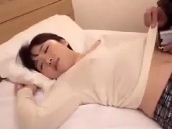 ベッドでノーブラのまま居眠りする家庭教師のお姉さんを襲う
